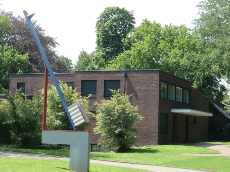 Krefeld-Bockum : Wilhelmshofallee, Museum Haus Lange ( Backsteinvilla im Bauhausstil erbaut ), das Museum zeigt wechselnde Ausstellungen zeitgenössische Kunst und wird durch die Kunstmuseen Krefeld genutzt.